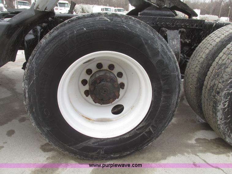 image for item G9778 2005 Freightliner Columbia Heritage semi truck