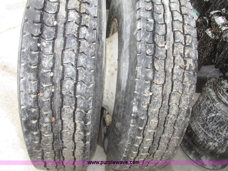 image for item G9778 2005 Freightliner Columbia Heritage semi truck