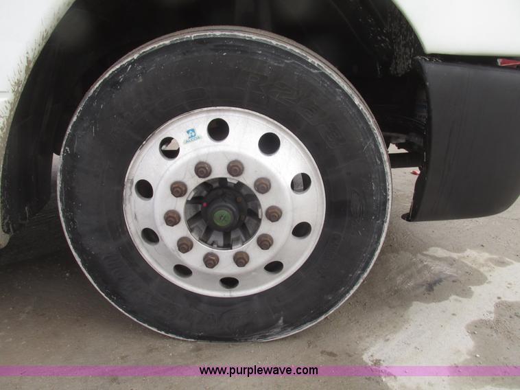 image for item G9778 2005 Freightliner Columbia Heritage semi truck