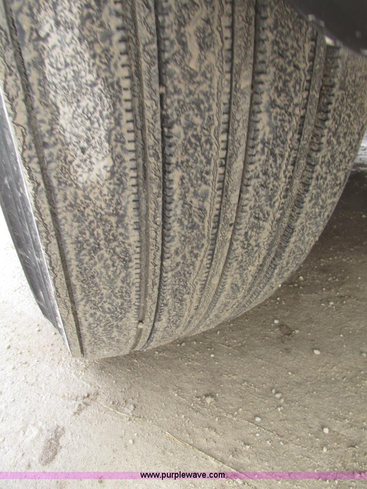 image for item G9778 2005 Freightliner Columbia Heritage semi truck