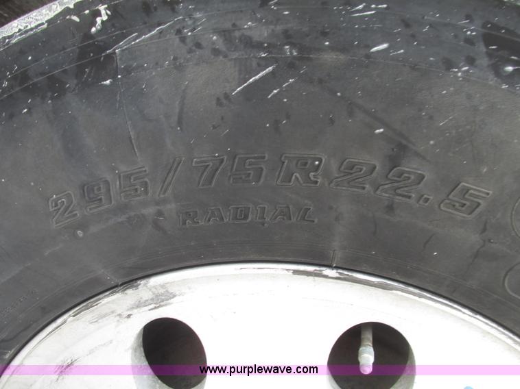 image for item G9778 2005 Freightliner Columbia Heritage semi truck