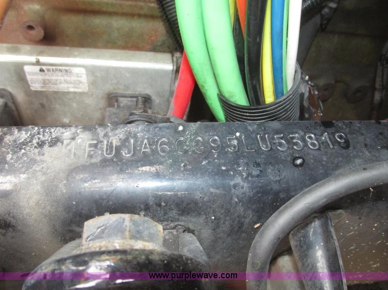 image for item G9778 2005 Freightliner Columbia Heritage semi truck