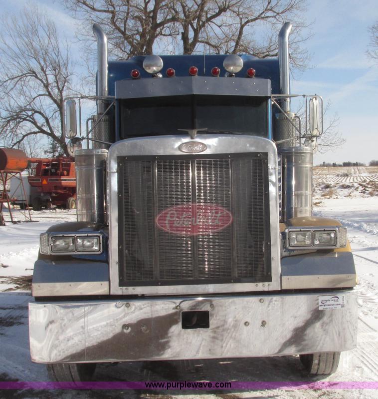 image for item G9784 1988 Peterbilt 379 semi truck