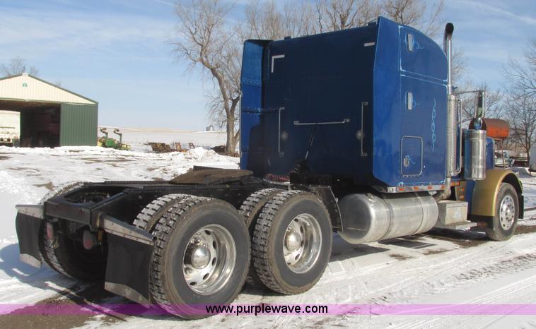image for item G9784 1988 Peterbilt 379 semi truck