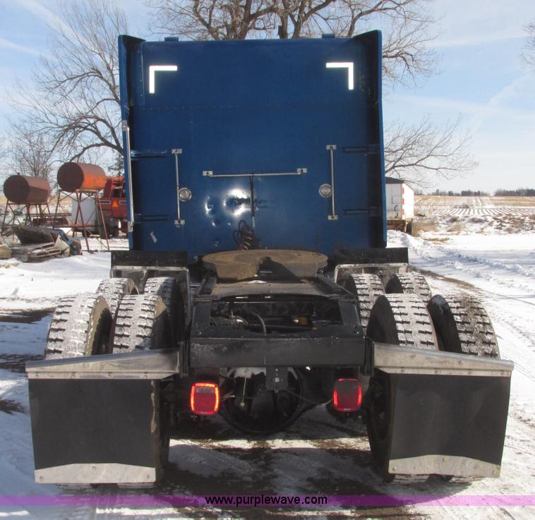 image for item G9784 1988 Peterbilt 379 semi truck