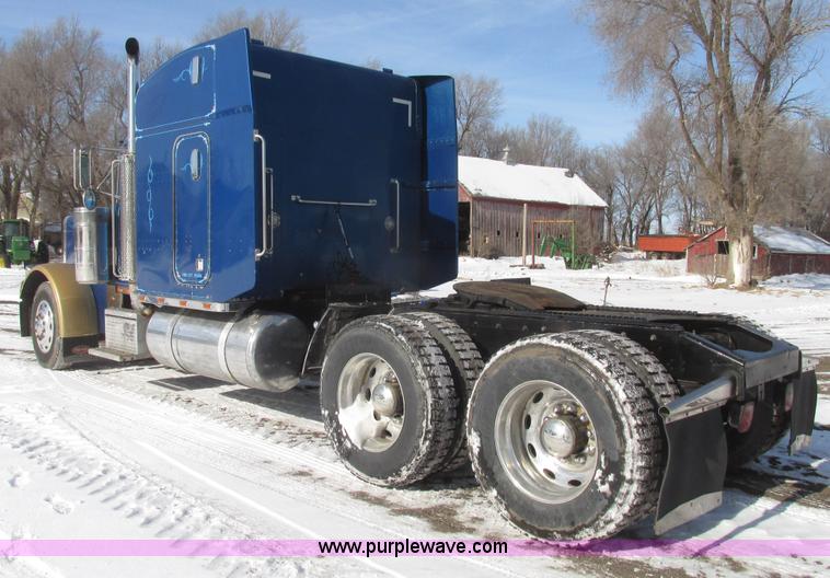 image for item G9784 1988 Peterbilt 379 semi truck