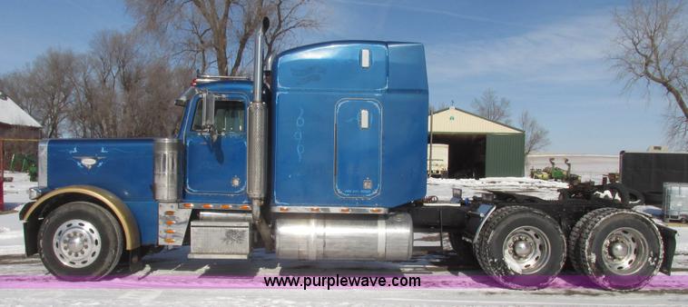 image for item G9784 1988 Peterbilt 379 semi truck