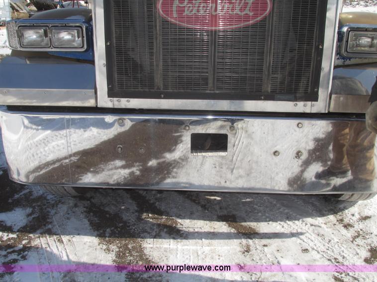 image for item G9784 1988 Peterbilt 379 semi truck