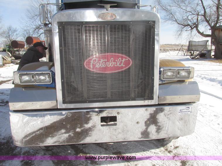 image for item G9784 1988 Peterbilt 379 semi truck
