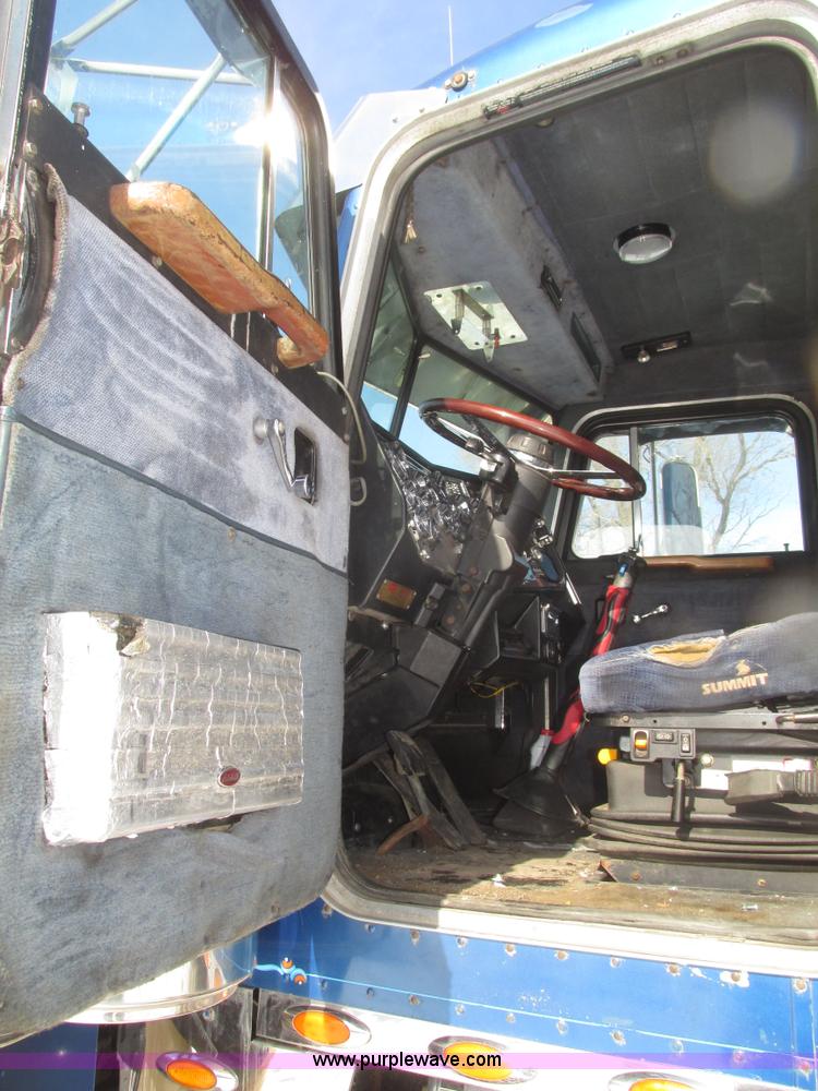 image for item G9784 1988 Peterbilt 379 semi truck