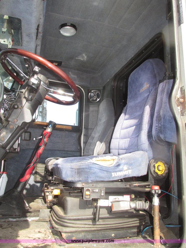 image for item G9784 1988 Peterbilt 379 semi truck