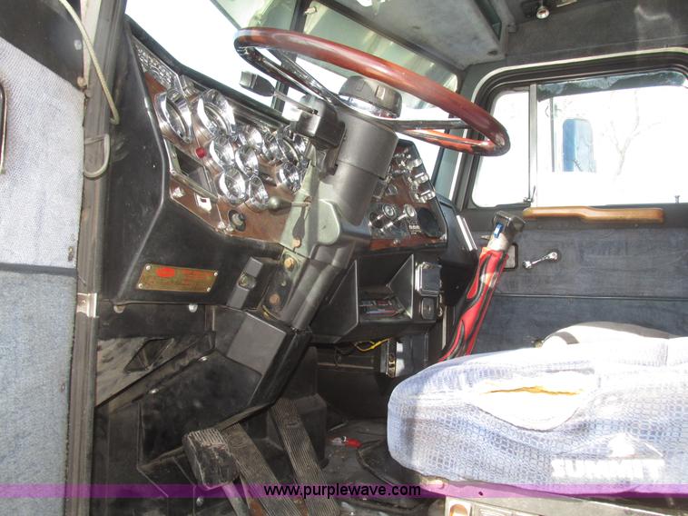 image for item G9784 1988 Peterbilt 379 semi truck