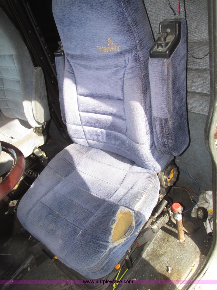 image for item G9784 1988 Peterbilt 379 semi truck