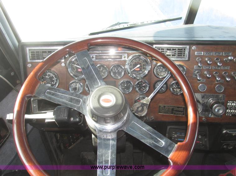 image for item G9784 1988 Peterbilt 379 semi truck