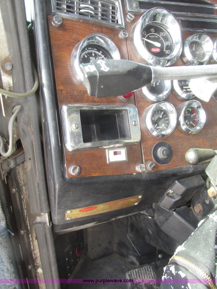 image for item G9784 1988 Peterbilt 379 semi truck