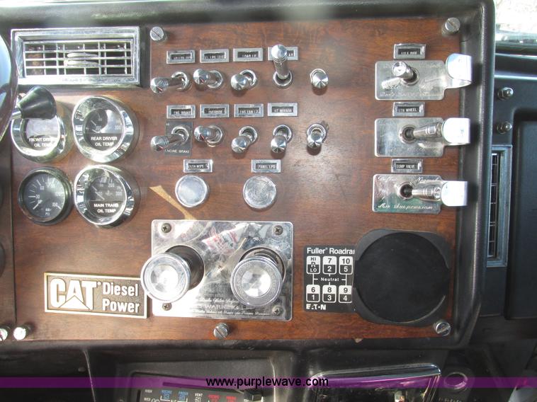 image for item G9784 1988 Peterbilt 379 semi truck