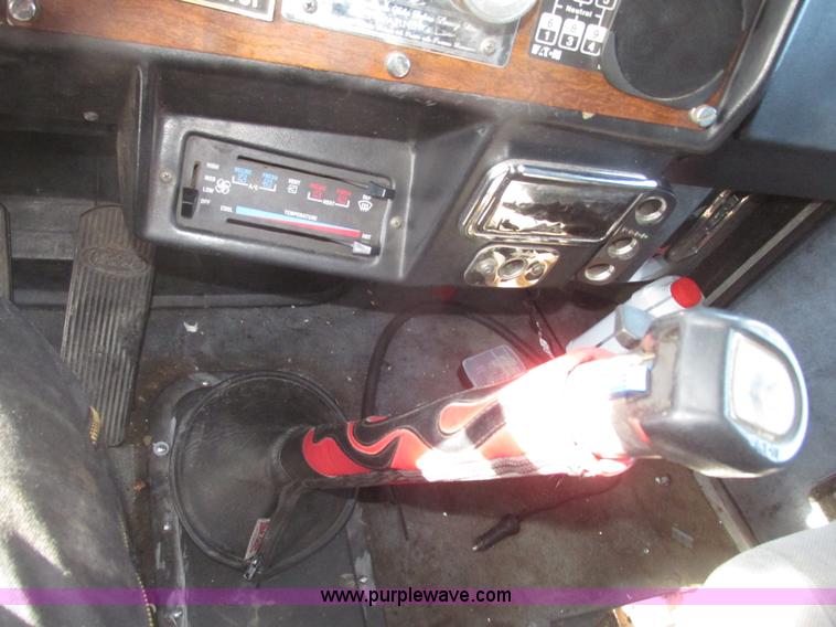 image for item G9784 1988 Peterbilt 379 semi truck