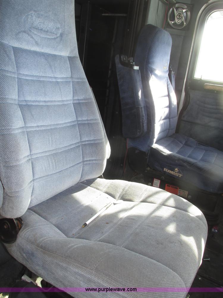 image for item G9784 1988 Peterbilt 379 semi truck