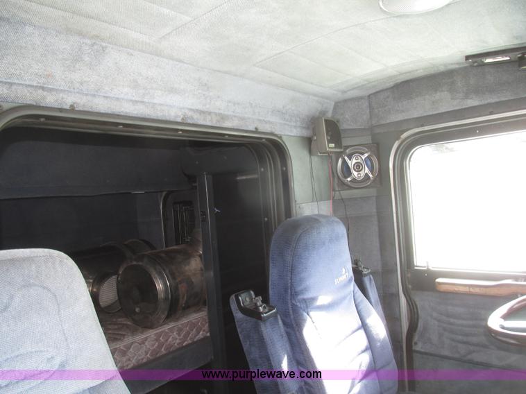 image for item G9784 1988 Peterbilt 379 semi truck