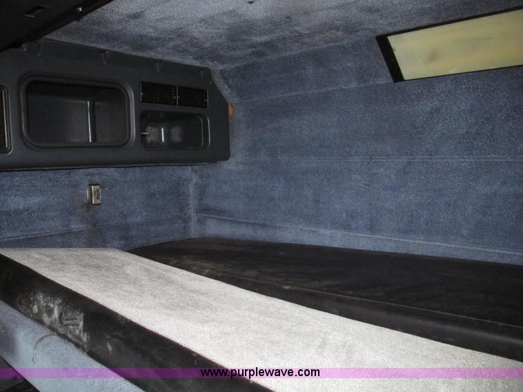 image for item G9784 1988 Peterbilt 379 semi truck