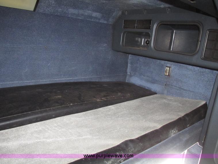 image for item G9784 1988 Peterbilt 379 semi truck