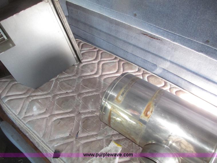 image for item G9784 1988 Peterbilt 379 semi truck