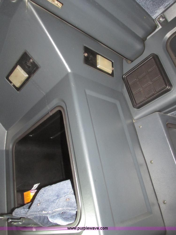 image for item G9784 1988 Peterbilt 379 semi truck