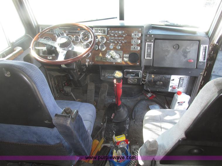 image for item G9784 1988 Peterbilt 379 semi truck