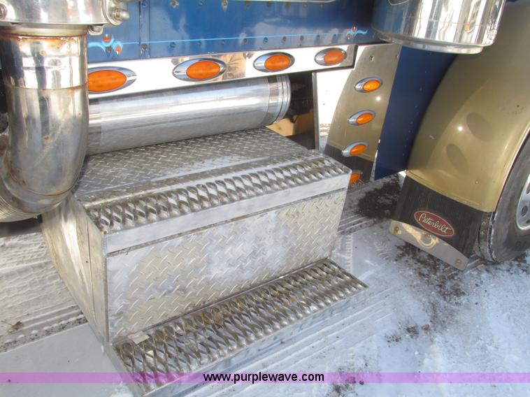 image for item G9784 1988 Peterbilt 379 semi truck