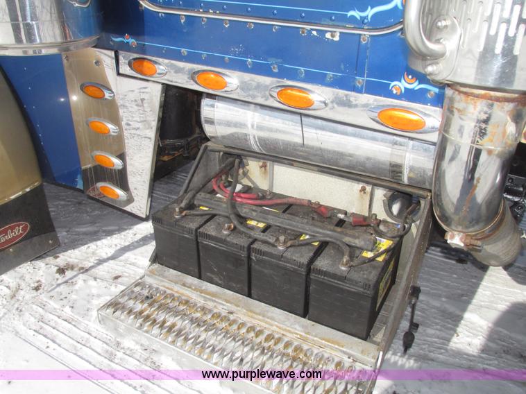 image for item G9784 1988 Peterbilt 379 semi truck