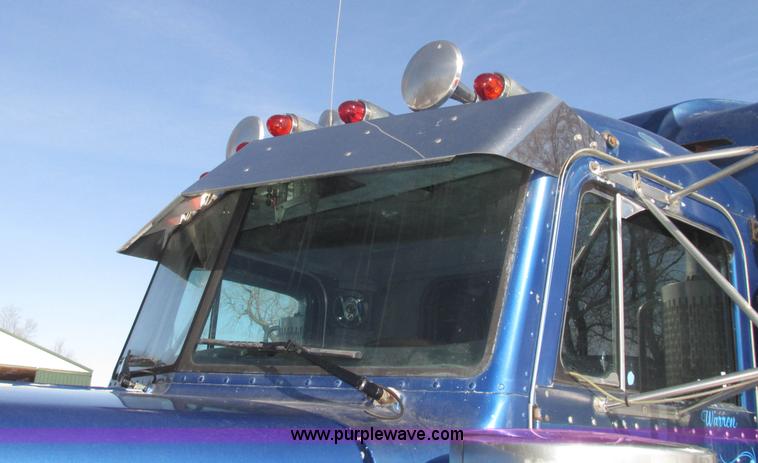 image for item G9784 1988 Peterbilt 379 semi truck
