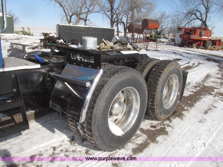 image for item G9784 1988 Peterbilt 379 semi truck