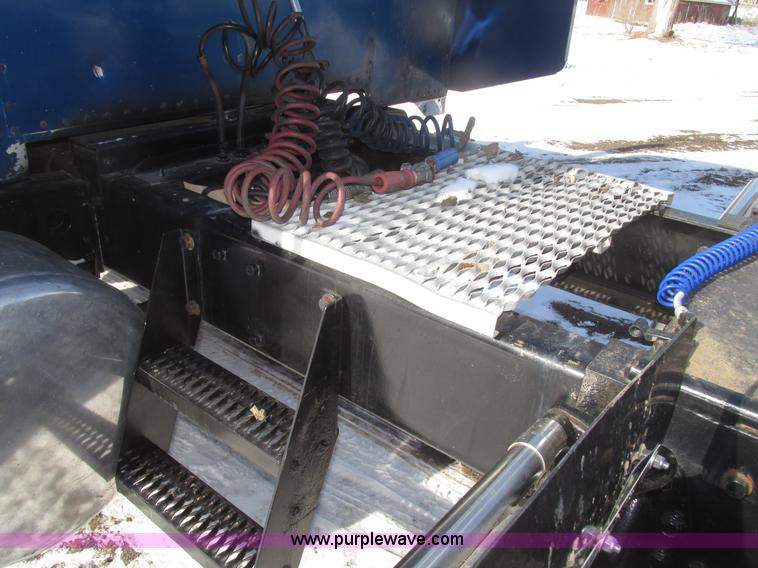 image for item G9784 1988 Peterbilt 379 semi truck