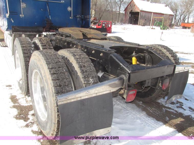 image for item G9784 1988 Peterbilt 379 semi truck