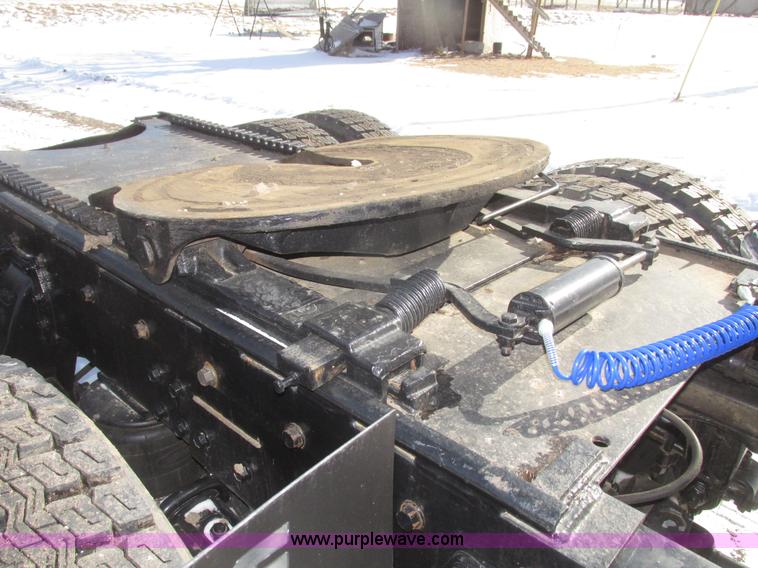 image for item G9784 1988 Peterbilt 379 semi truck