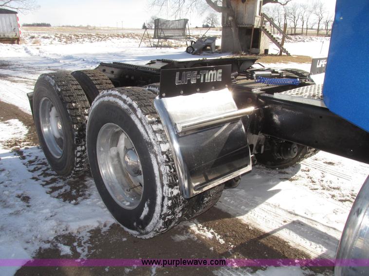 image for item G9784 1988 Peterbilt 379 semi truck