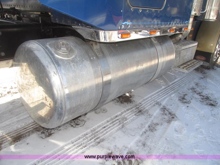 image for item G9784 1988 Peterbilt 379 semi truck