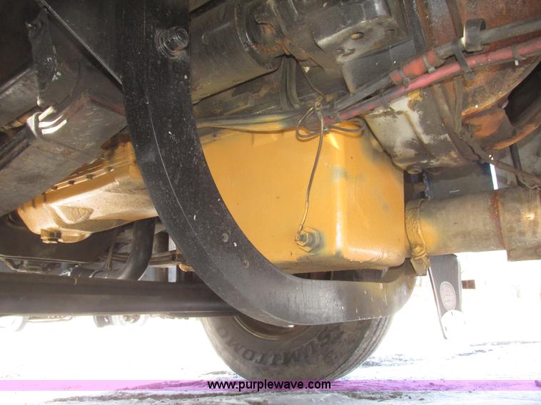 image for item G9784 1988 Peterbilt 379 semi truck