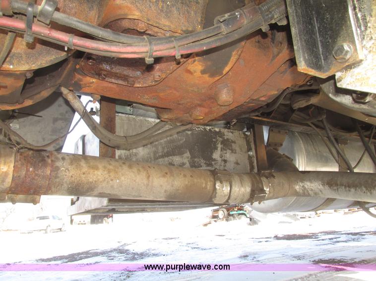 image for item G9784 1988 Peterbilt 379 semi truck