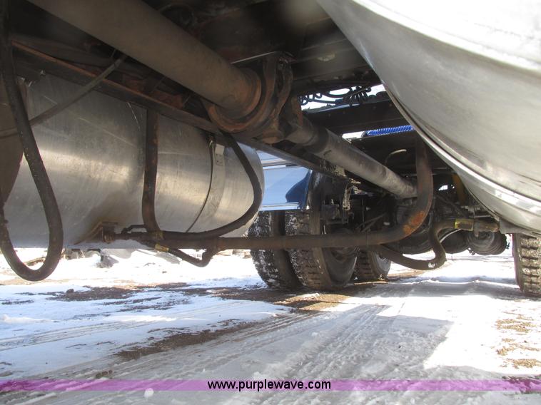 image for item G9784 1988 Peterbilt 379 semi truck