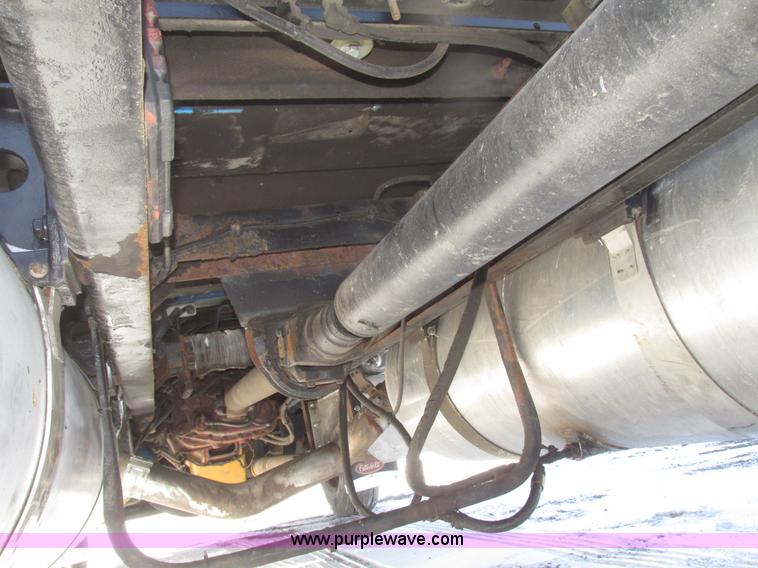 image for item G9784 1988 Peterbilt 379 semi truck