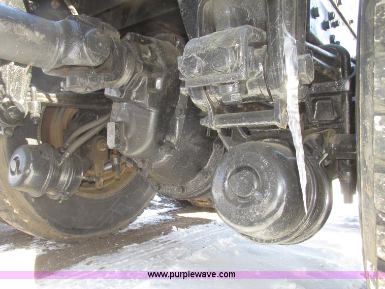 image for item G9784 1988 Peterbilt 379 semi truck