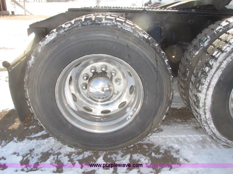 image for item G9784 1988 Peterbilt 379 semi truck