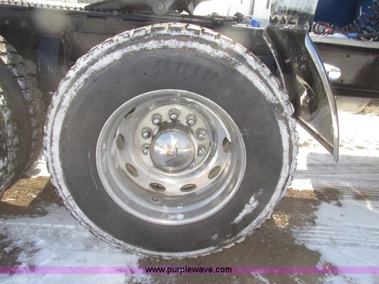 image for item G9784 1988 Peterbilt 379 semi truck