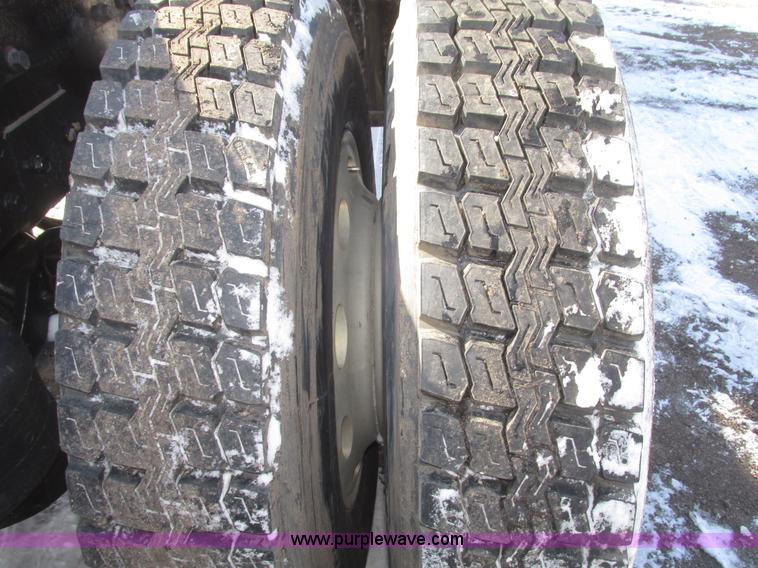 image for item G9784 1988 Peterbilt 379 semi truck