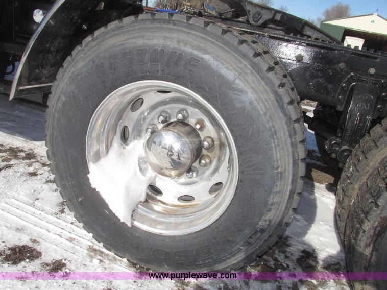 image for item G9784 1988 Peterbilt 379 semi truck