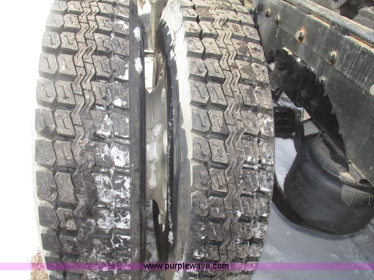 image for item G9784 1988 Peterbilt 379 semi truck