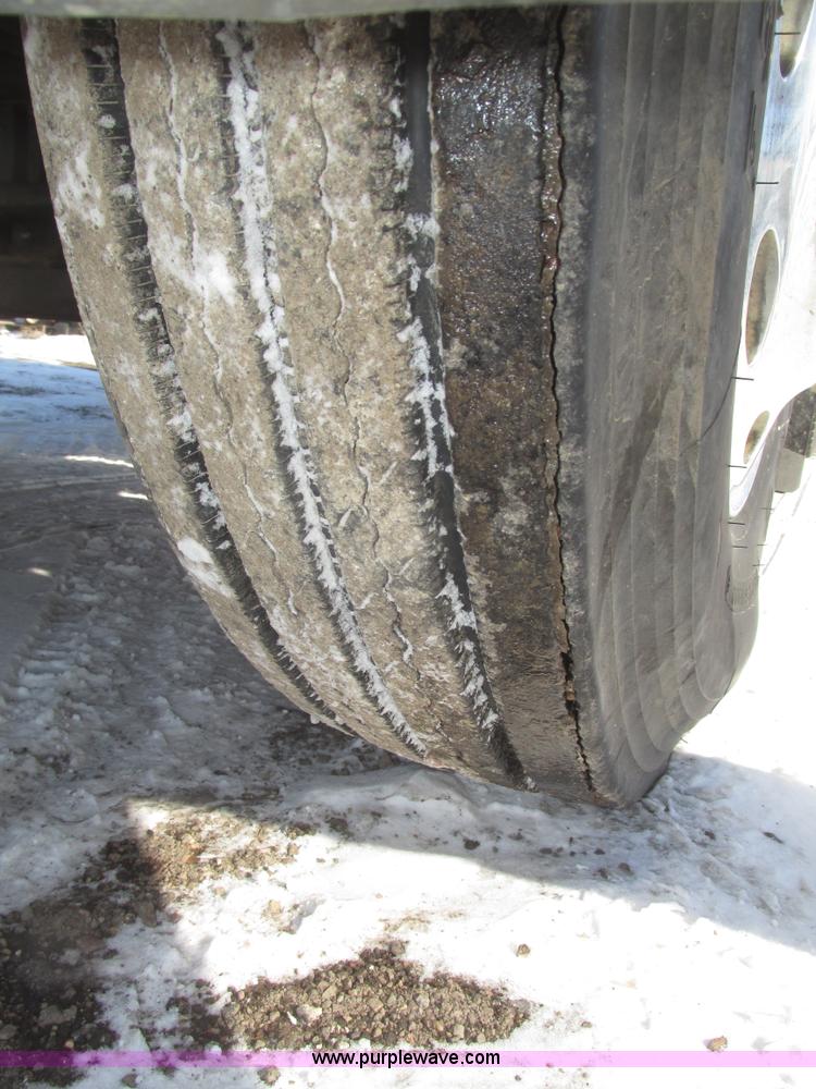 image for item G9784 1988 Peterbilt 379 semi truck