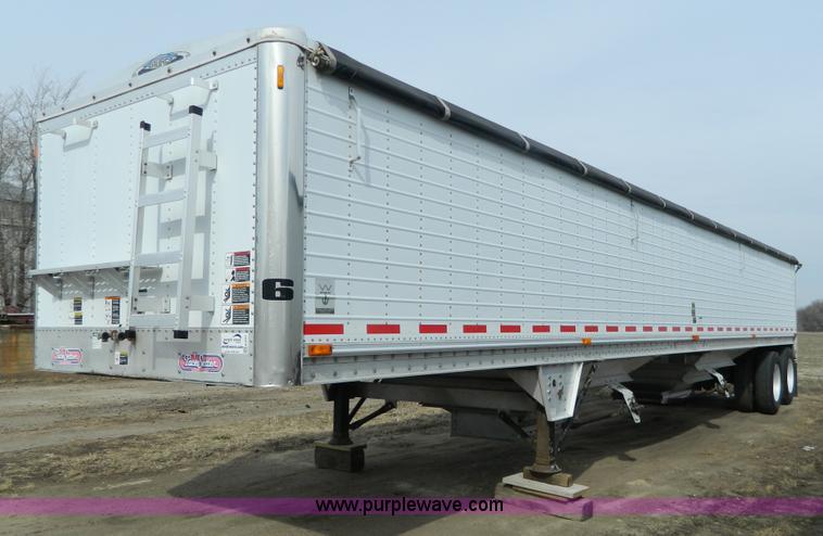 image for item H2257 2003 Wilson DWH550 Pace Setter double hopper bottom grain trailer