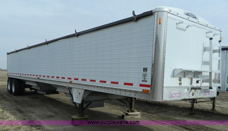 image for item H2257 2003 Wilson DWH550 Pace Setter double hopper bottom grain trailer